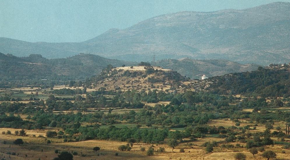 Η ακρόπολη της Ασέας, από το εξώφυλλο του ”The Asea Valley Survey. An Arcadian Mountain Valley from the Paleolithic Period until Modern Times” (2003). 