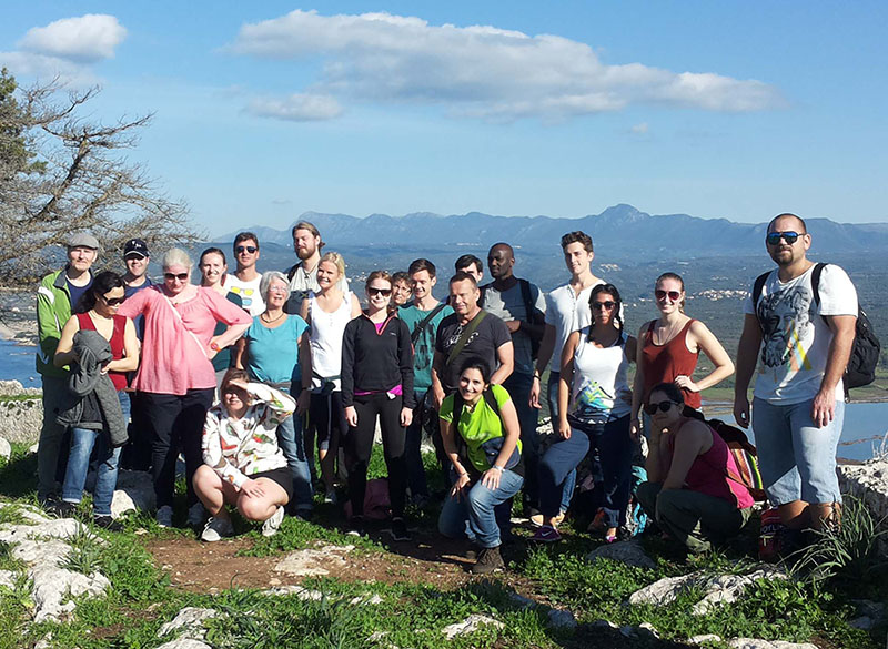 Φοιτητές και καθηγητές κατά τη διάρκεια του Προγράμματος του 2014 στο μεσαιωνικό κάστρο Παλαιό Ναβαρίνο ή Παλαιόκαστρο ψηλά πάνω από τον κόλπο του Ναυαρίνου.