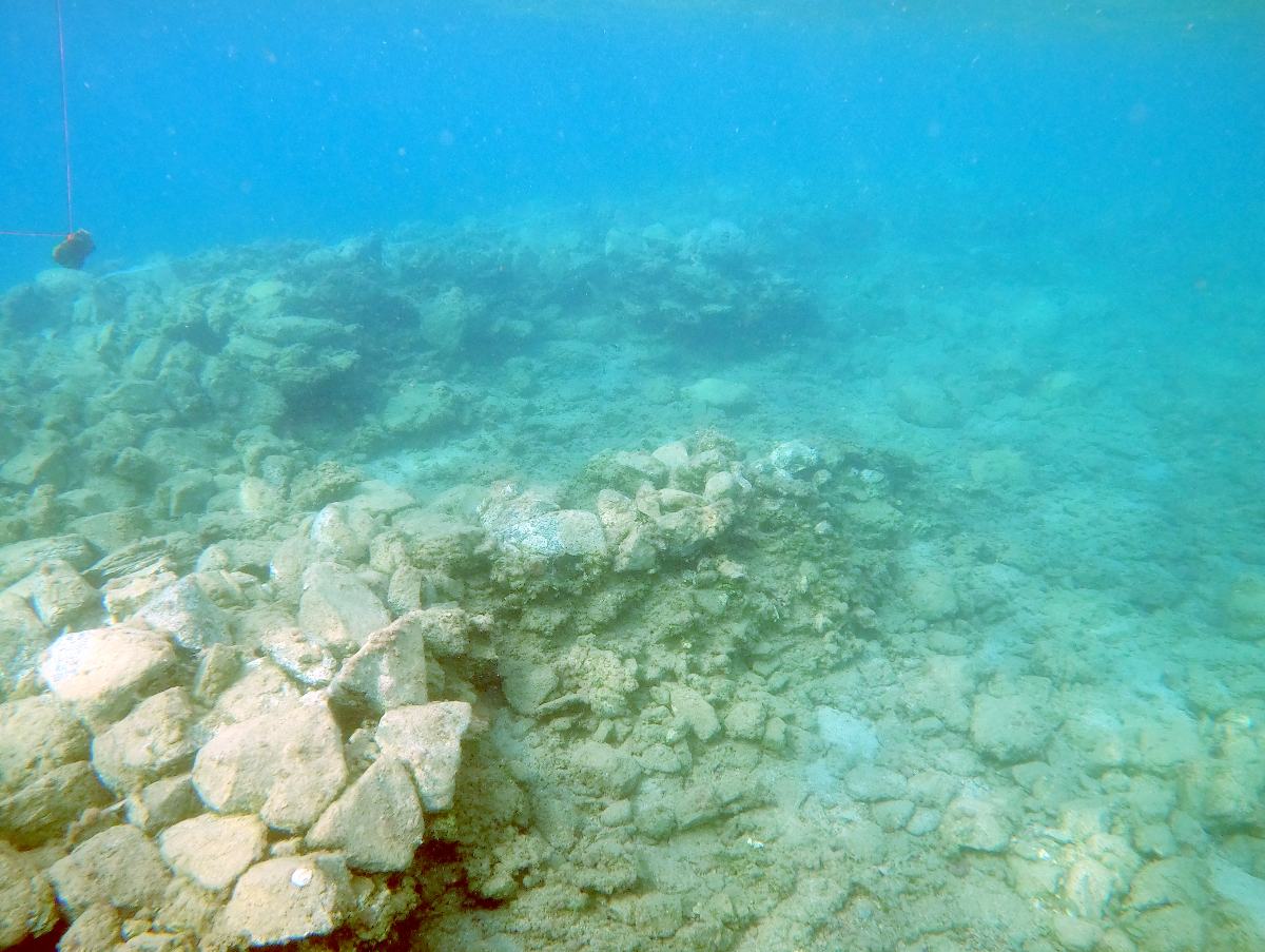 <p><em>Fig. 1. I vattnet väster om Kastrakiklippan finns en uppbyggd stenplattform med förmodade byggnadslämningar. Foto: Niklas Eriksson</em>.</p>