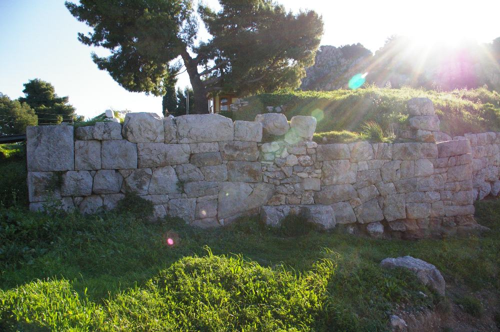 Εικ. 4: Τα τείχη της Ασίνης προς το λιμάνι.