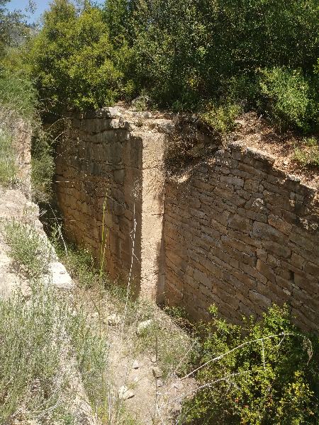 Εικ. 12: Υστεροελλαδικός ΙΙ θολωτός τάφος στην κοιλάδα του Μπερμπατίου.