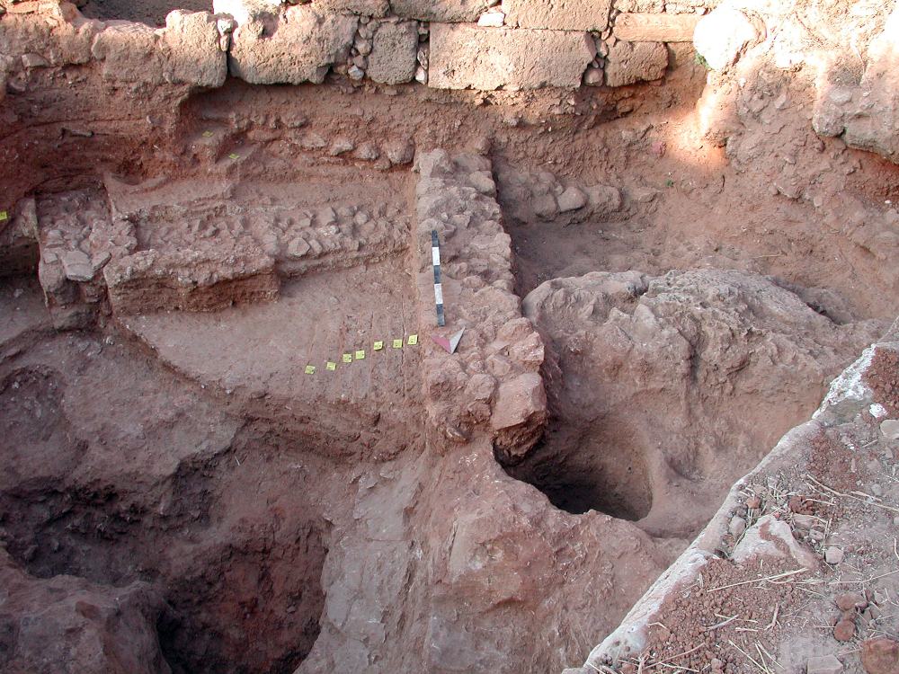 Fig. 4: Murar från förpalatial tid (lägre muren från omkring 2600–2000 f.Kr. och den övre muren från omkring 2000–1700 f.Kr.). 