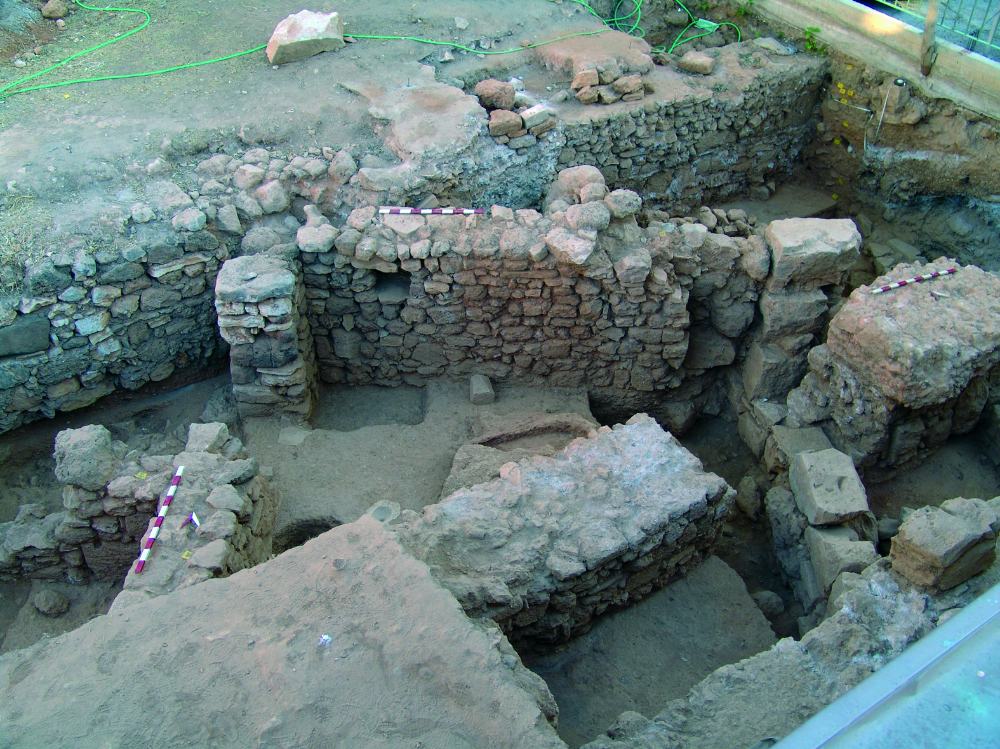 Fig. 6: Väggar från LM I, LM IIIA:2, LM IIIB:1 samt från bysantinsk, venetiansk och turkisk tid, vilket visar komplexiteten i det arkeologiska arbetet på platsen.