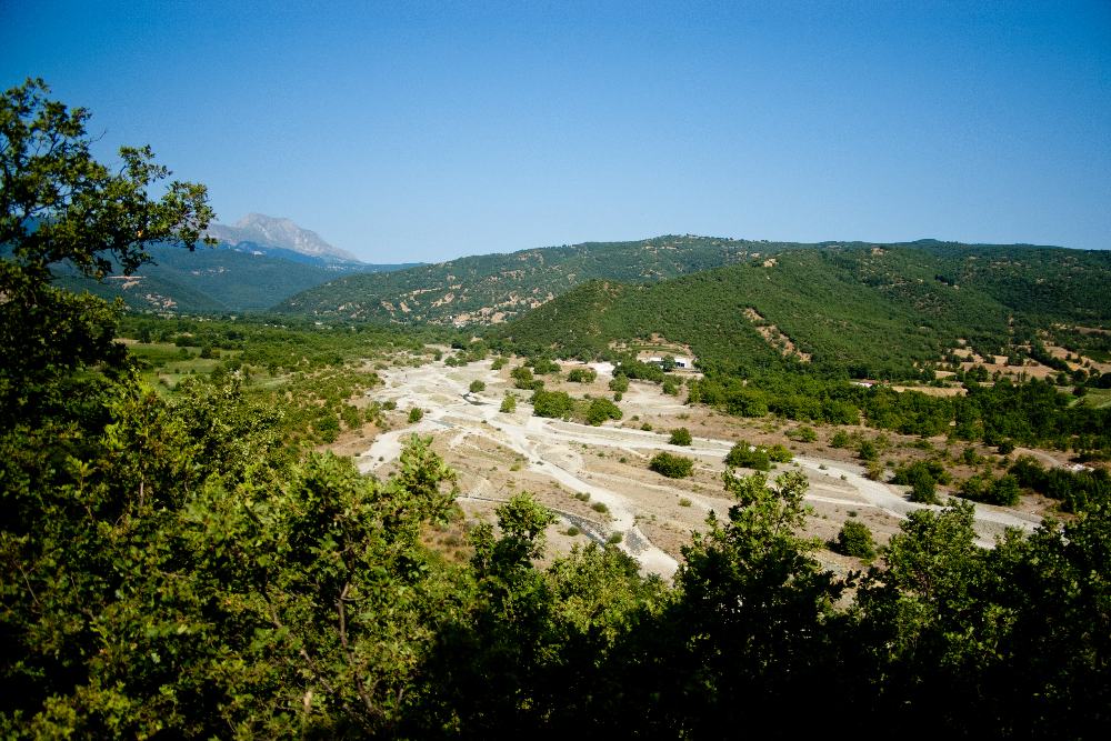 Fig. 2: Spercheiosfloden på sommaren, fotografiet taget från kullen Kastorachi.